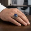 e72308d Lapis Lazuli Taşlı Kabartma Desenli Gümüş Erkek Yüzük Modeli