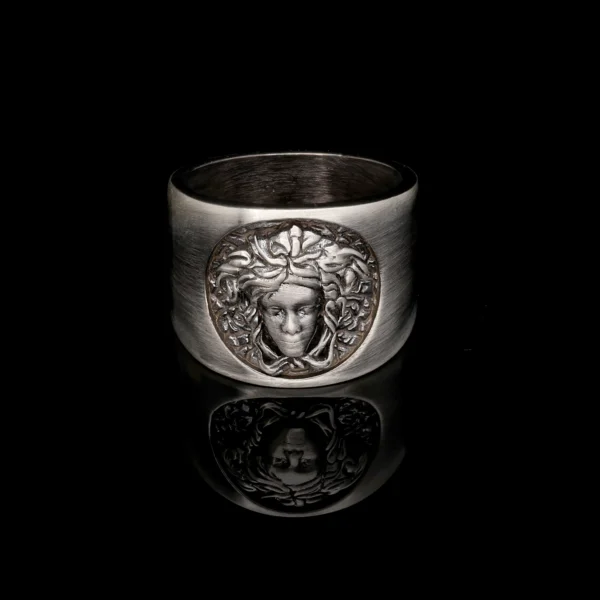 Medusa Figürlü Düz Form Gümüş Erkek Yüzük Modeli