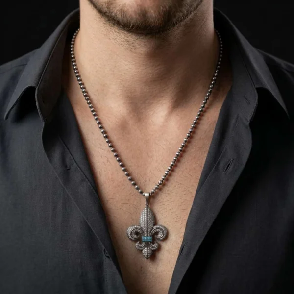 kol810 Fleur de Lis Sembolü Pave Taşlı Gümüş Erkek Kolye Modeli