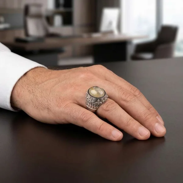 Rutil Kuvars Kabaşon Taşlı Fleur De Lis Detaylı Oval Gümüş Erkek Yüzük Modeli