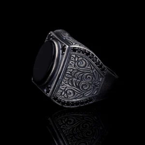 yuz761 Oval Oniks Taşlı Gravür Desenli Gümüş Erkek Yüzük Modeli