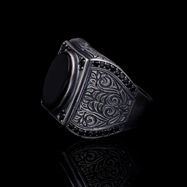 yuz761 Oval Oniks Taşlı Gravür Desenli Gümüş Erkek Yüzük Modeli